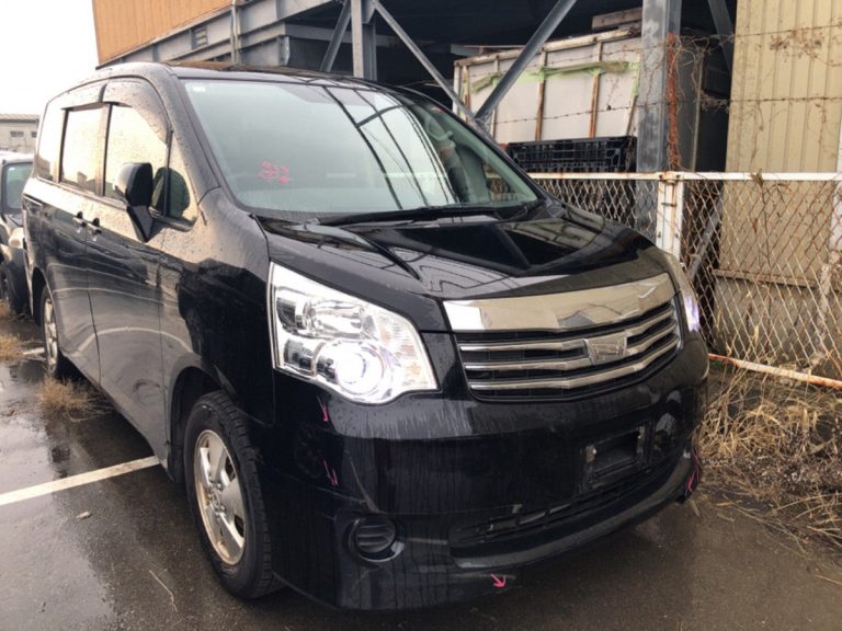 Front Grille – Toyota Noah ZRR70G