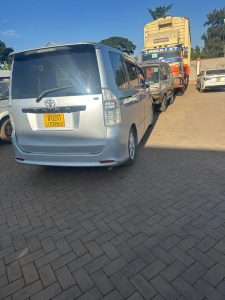 Toyota Noah – photo 2